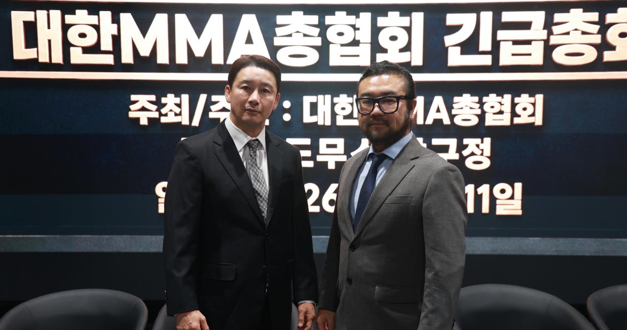 Korea MMA Federation President Jeong Moon-hong (left) and Vice President Hwang Il-young