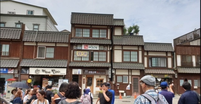 Tourists visit the historic Incheon open-port district. [Provided by reader]