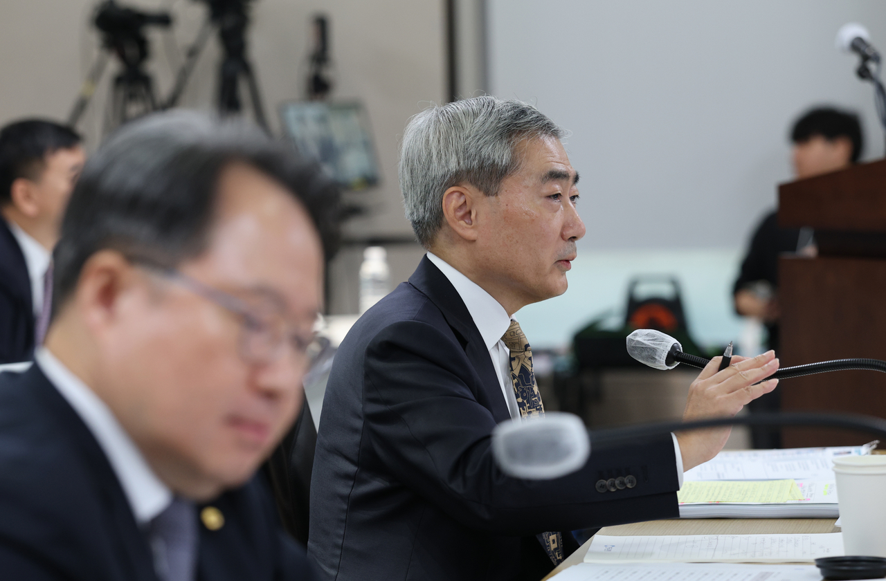 Bank of Korea Governor Shin Hyun-song answers lawmakers' questions during a national audit by the National Assembly's Finance and Economy Planning Committee at the Bank of Korea headquarters in Jung-gu, Seoul, on Monday morning. Photo by Lim Se-jun