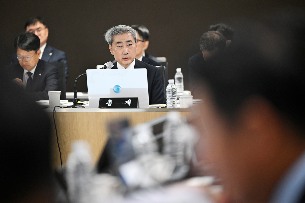 신현송 한국은행 총재가 12일 서울 한국은행에서 열린 재정경제기획위원회 한국은행 국정감사에서 위원들의 질의에 답하고 있다. 임세준 기자