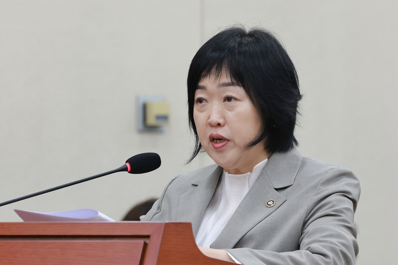 Military Manpower Administration Commissioner Hong So-young delivers a briefing at a plenary session of the National Assembly's National Defense Committee. [Yonhap]