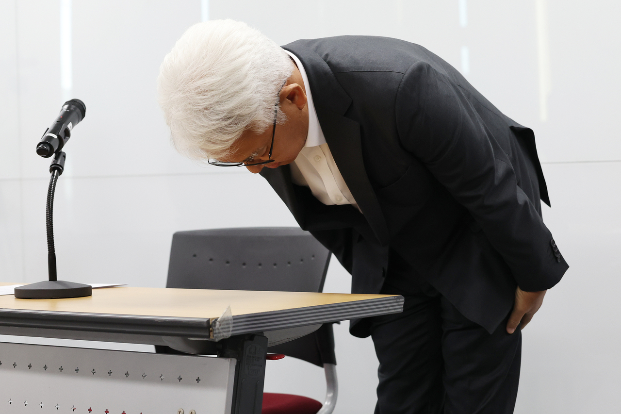 성윤석 유웨이 대표이사가 14일 서울 금천구 한국대학교육협의회에서 열린 기자회견에서 고개 숙여 사과하고 있다. [연합]