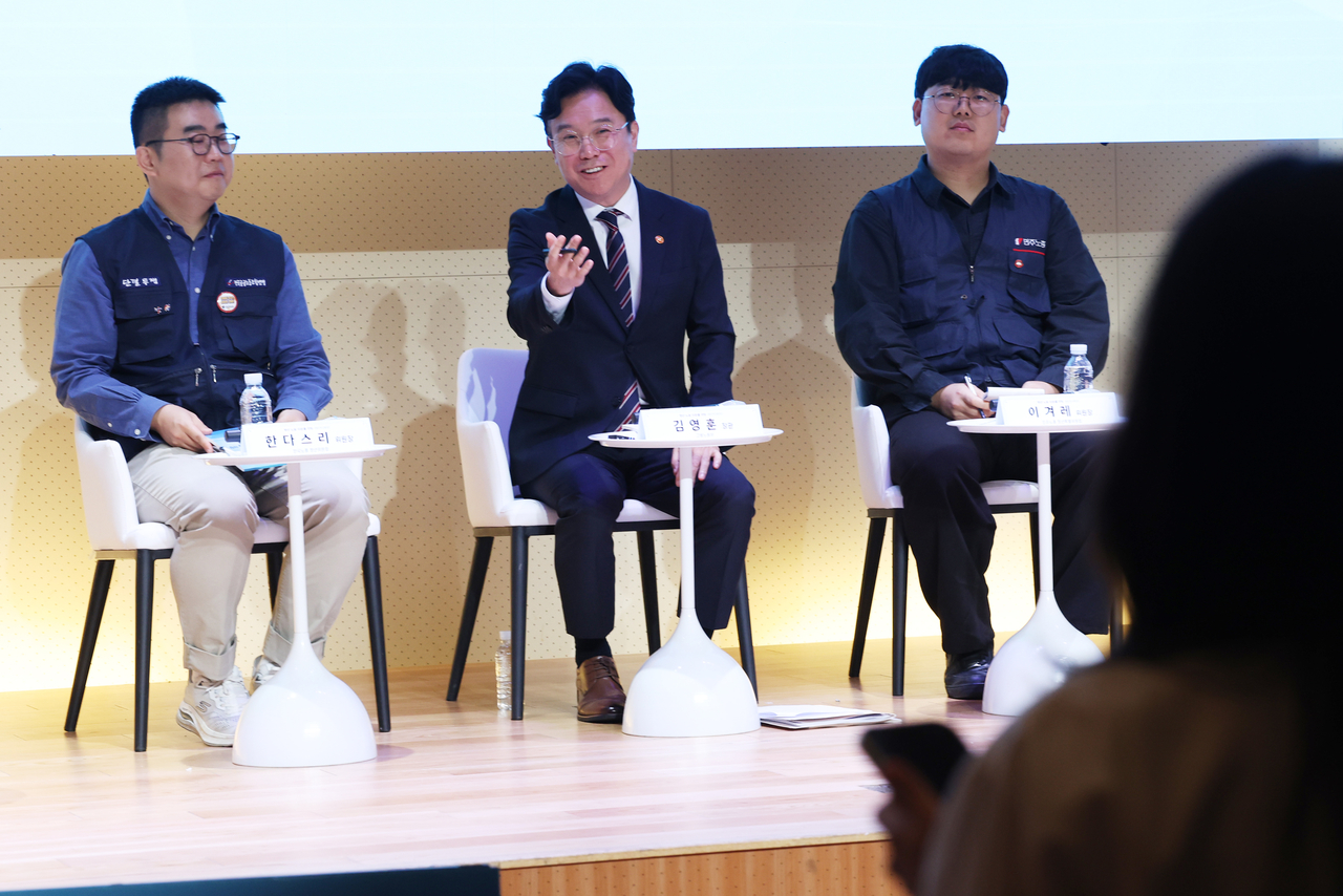 김영훈 고용노동부 장관이 15일 서울 중구 페럼타워 페럼홀에서 열린 청년 노동 타운홀 미팅에서 구직자 애로사항을 듣고 있다. <연합뉴스>