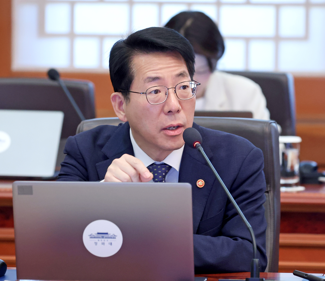 Minister of Oceans and Fisheries Hwang Jong-woo answers a question from President Lee Jae-myung at a Cabinet meeting held at Cheong Wa Dae on Sept. 29.