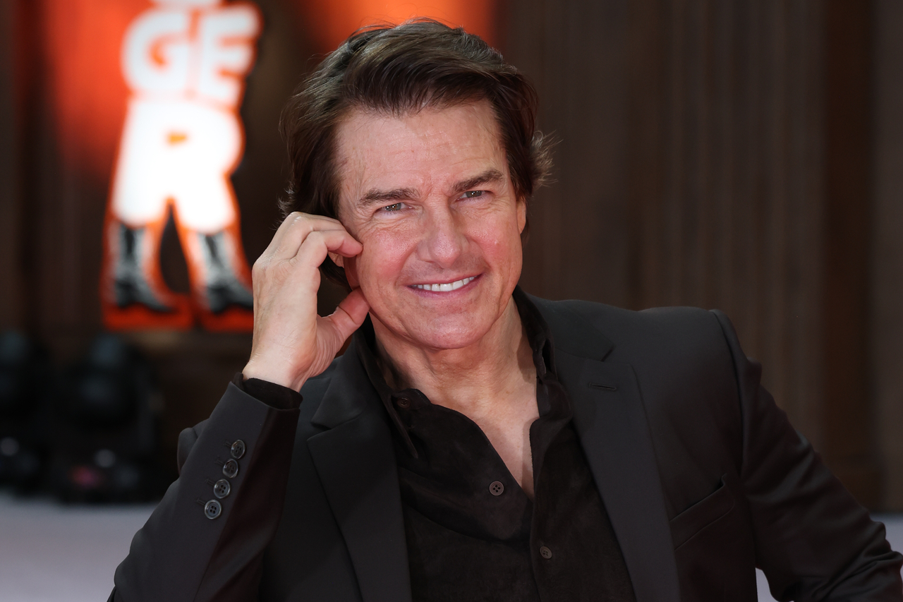 Actor Tom Cruise greets fans at the red carpet event for the film "Digger" held at Times Square in Yeongdeungpo-gu, Seoul, on Oct. 2. [Yonhap]