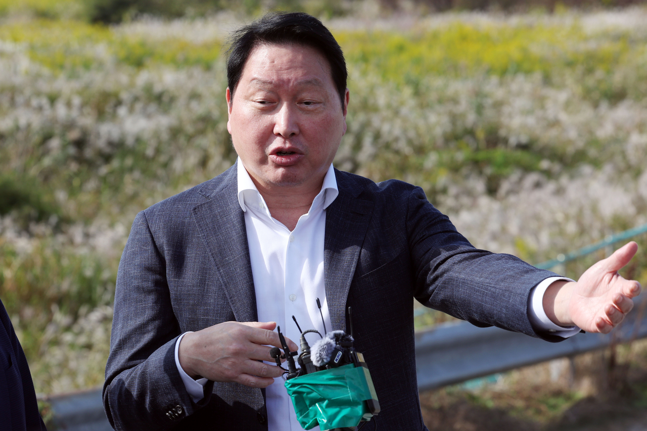 최태원 SK하이닉스 회장이 9일 오후 반도체 산단이 들어설 전남광주 서구 군공항 부지에서 현장 방문을 마친 뒤 기자들의 질문에 답하고 있다. [연합]