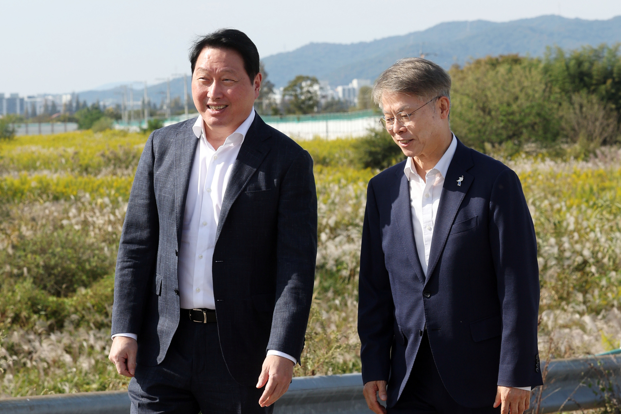 최태원 SK그룹 회장과 민형배 전남광주통합특별시장이 9일 오후 전남광주 서구 군공항 부지에서 반도체 산업단지 조성 예정지를 살펴보고 있다. <연합뉴스>