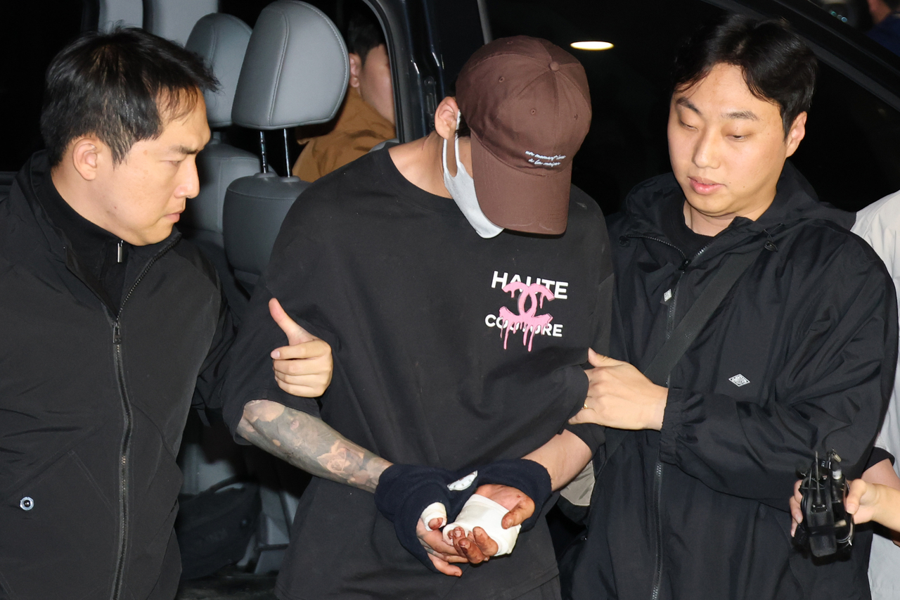 이혼소송 중 장모 살해 및 아내를 납치한 20대 중반 남성 김씨가 지난 11일 서울 송파경찰서로 압송되고 있다. [연합]