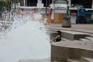 Hurricane Simon pounds Mexico resorts, towns