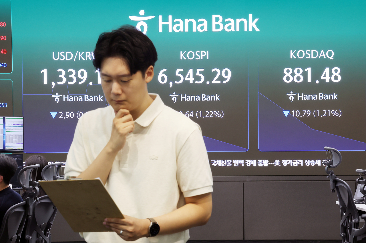 12일 서울 중구 하나은행 본점 딜링룸 전광판에 원/달러 환율, 코스피, 코스닥 지수가 표시돼 있다. [연합]