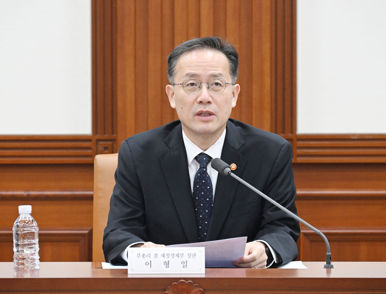 이형일 부총리 겸 재정경제부 장관이 12일 서울 종로구 정부서울청사에서 열린 공급망안정화위원회에서 발언하고 있다.  [재정경제부 제공]
