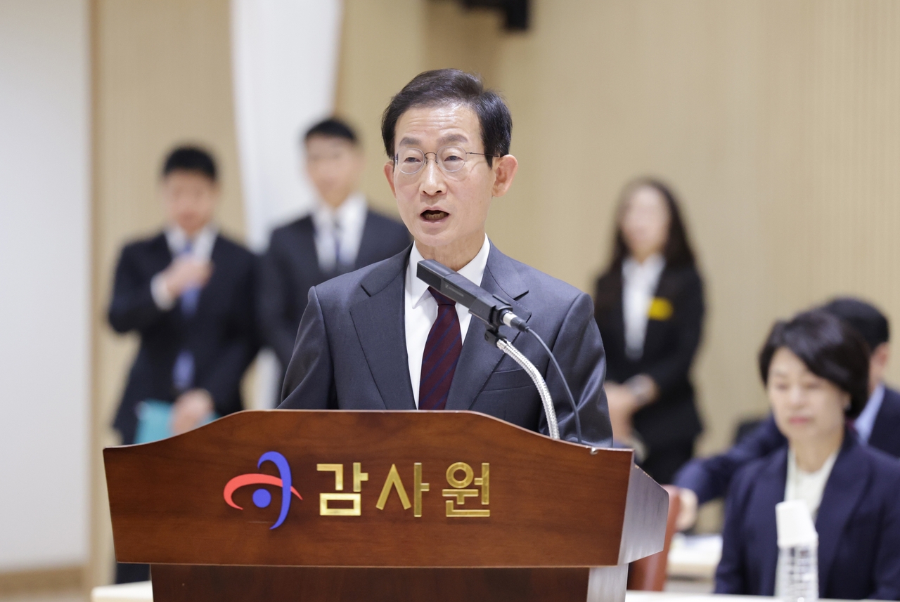 김호철 감사원장이 12일 서울 종로구 감사원에서 열린 국회 법제사법위원회 국정감사에서 업무보고를 하고 있다. [연합]