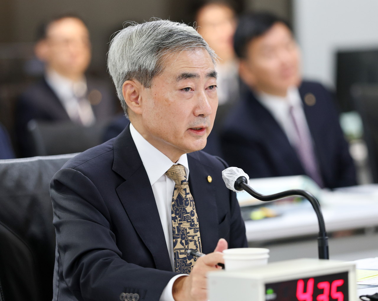 신현송 한국은행 총재가 12일 서울 중구 한국은행에서 열린 국정감사에서 의원 질의에 답하고 있다.  [공동취재]