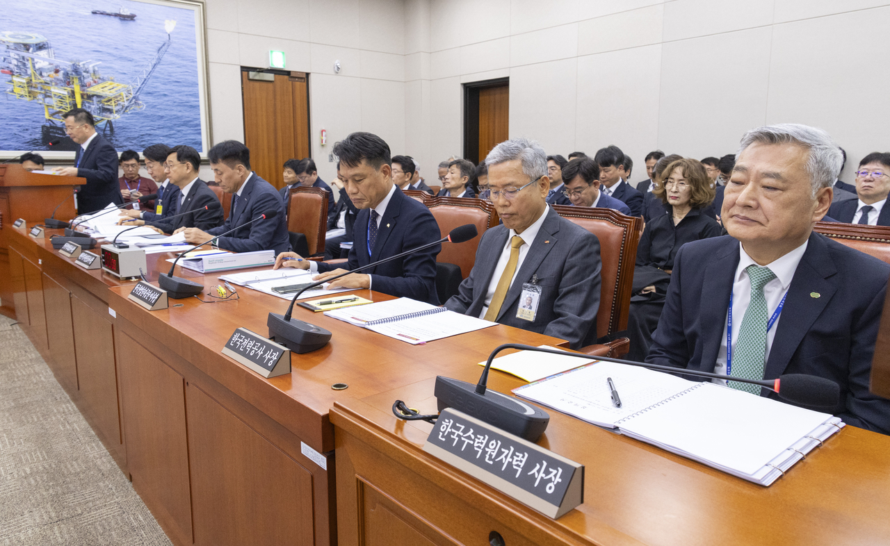 Korea Electric Power Corporation President Kim Dong-chul (second from right) and Korea Hydro & Nuclear Power President Kim Hoe-cheon (far right) attend the national audit of the National Assembly's Trade, Industry, Energy, SMEs and Startups Committee on Monday. [Yonhap]
