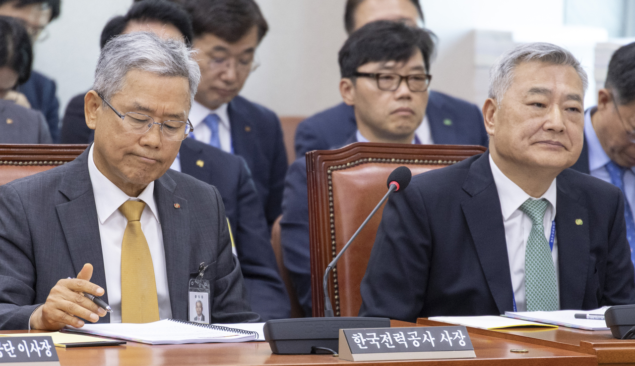 김동철 한국전력 사장(왼쪽)과 김회천 한국수력원자력 사장이 12일 국회에서 열린 산업통상자원중소벤처기업위원회 국정감사에서 출석해 있다. [연합]