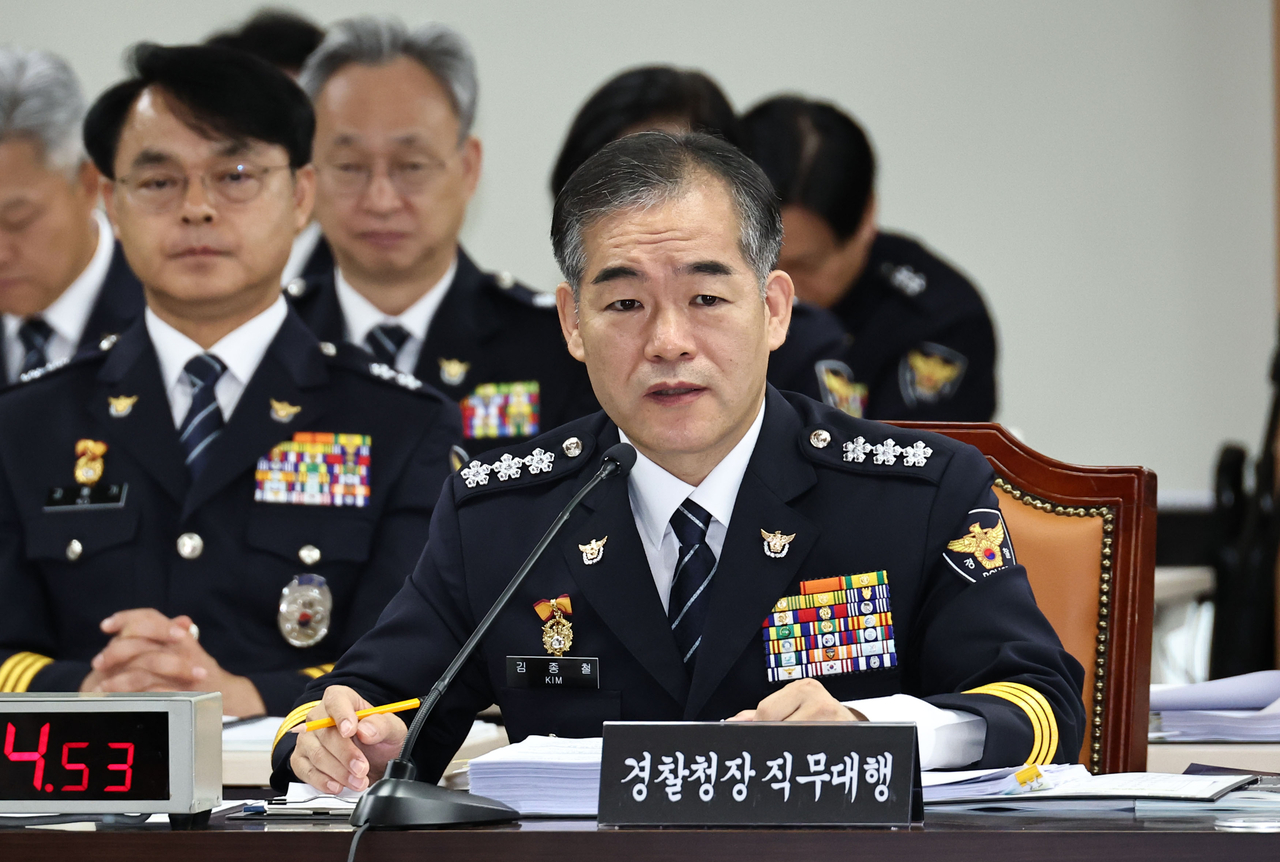 김종철 경찰청장 직무대행이 12일 서울 서대문구 경찰청에서 열린 국회 행정안전위원회 경찰청 대상 국정감사에서 윤건영 더불어민주당 의원의 질의에 답하고 있다. [연합]