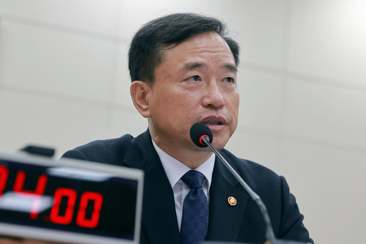 Korea Communications Commission Chairman Kim Jong-cheol answers questions from lawmakers at a national audit of the KCC held by the National Assembly's Science, ICT, Broadcasting and Communications Committee on Monday. [Yonhap]