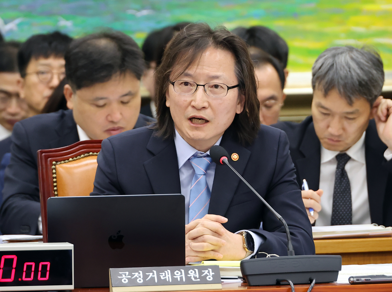 주병기 공정거래위원장이 12일 국회에서 열린 정무위원회 국정감사에서 위원들의 질의에 답하고 있다. [연합]