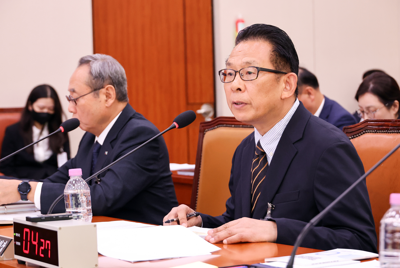 Korean Film Council Chairman Han Sang-jun answers lawmakers' questions at the National Assembly's Culture, Sports and Tourism Committee national audit on Monday. [Yonhap]