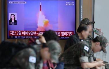12일 서울역에서 북한의 탄도미사일 발사 관련 뉴스 보도가 송출되고 있다. 합참은 이날 브리핑에서 “12일 오전 9시 20분께 북한 평양 일대에서 동해상으로 발사된 탄도미사일 수 발을 포착했다”고 발표했다. [연합]