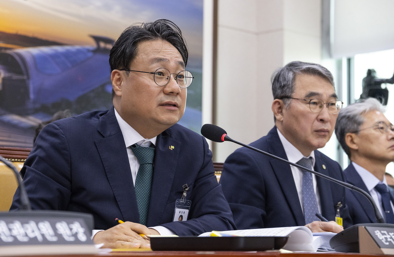 Korea Land and Housing Corporation President Lee Sung-hoon responds to lawmakers' questions about the corporation's rising debt at a National Assembly audit of the Ministry of Land, Infrastructure and Transport and its affiliated agencies on Monday. [Yonhap]