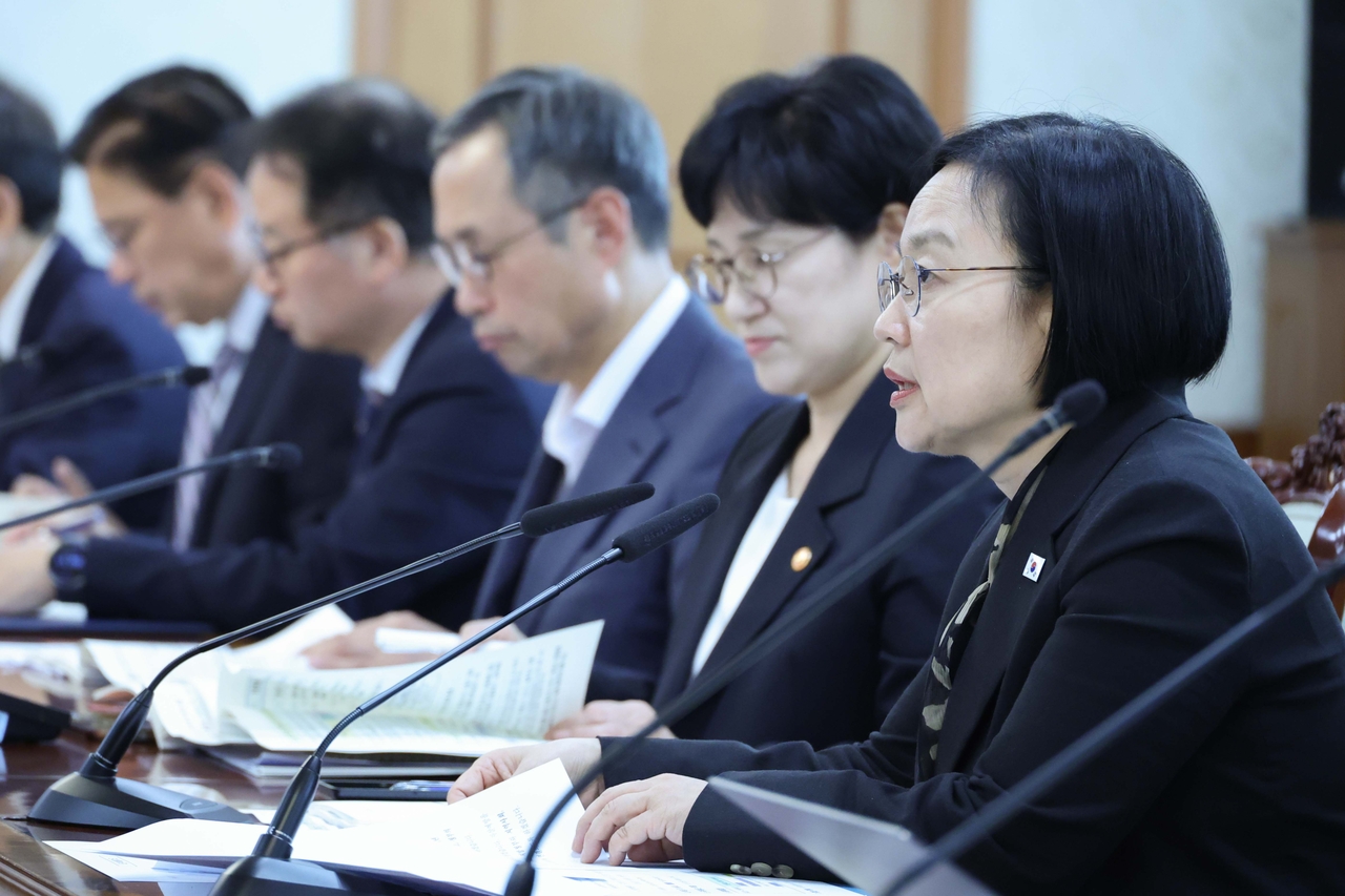 한성숙 국무총리가 12일 서울 종로구 정부서울청사에서 열린 자살예방정책위원회 11차 회의에서 발언하고 있다. [연합]