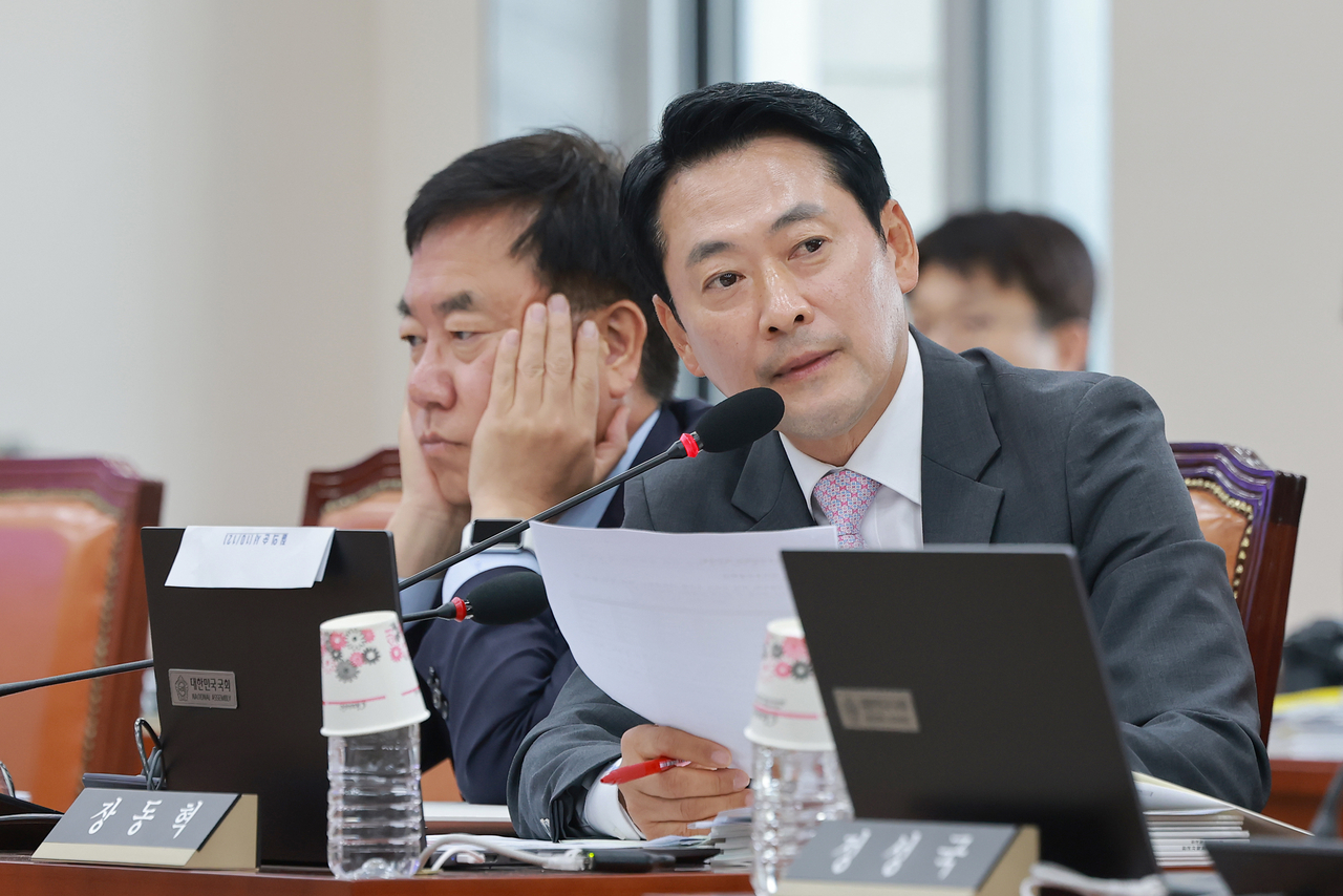 국민의힘 장동혁 대표가 12일 국회 교육위원회에서 열린 한국학중앙연구원, 한국대학교육협의회, 동북아역사재단 등에 대한 국정감사에서 질의하고 있다. [연합]