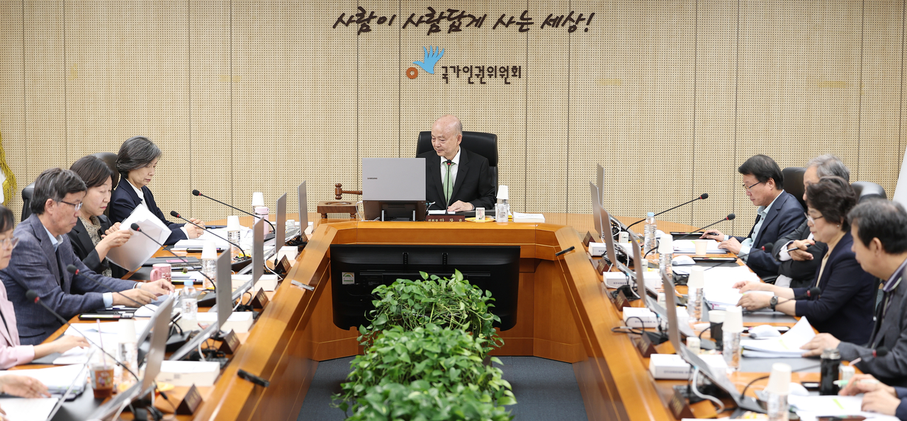 안창호 국가인권위원장이 12일 서울 중구 국가인권위원회에서 제17차 전원위원회 개회선언을 하고 있다. [연합]