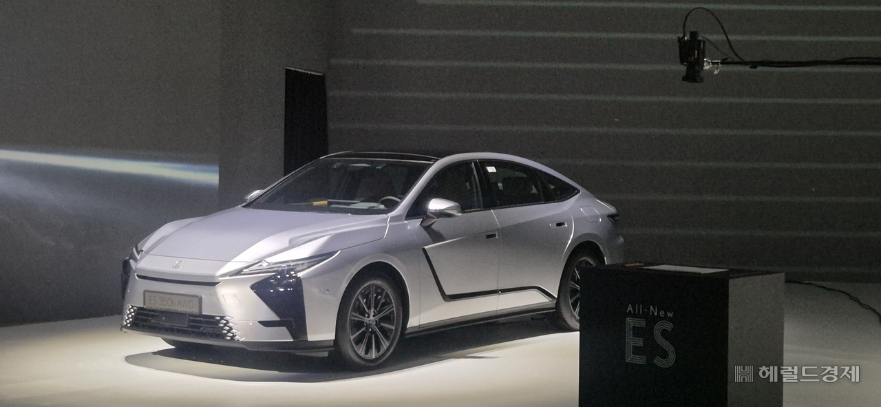 렉서스 ‘올 뉴 ES 350h AWD’의 전면과 측면 모습. 신형 ES는 전장 5140㎜, 전폭 1920㎜로 기존 모델보다 각각 165㎜, 55㎜ 커졌다. 정경수 기자