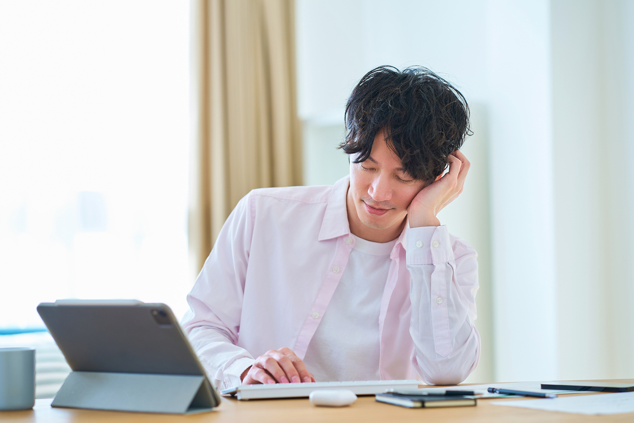 A photo of a young man working on a computer (123rf)