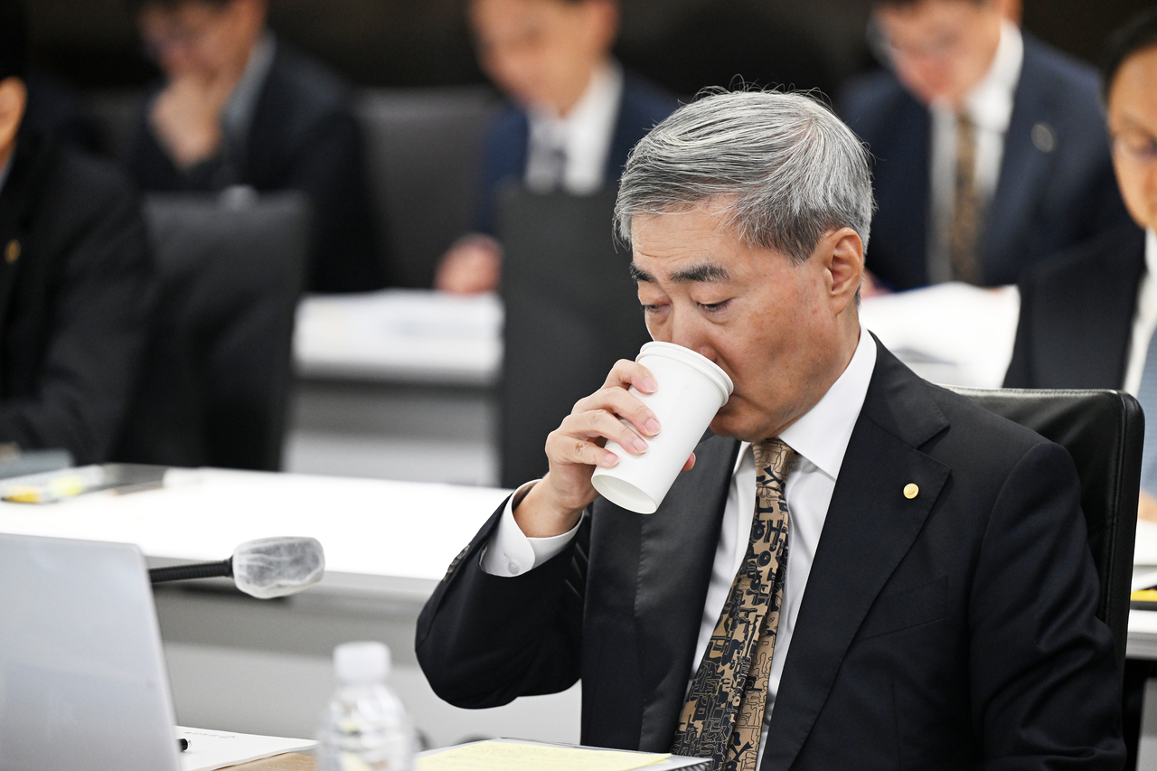 신현송 한국은행 총재가 12일 서울 한국은행에서 열린 재정경제기획위원회 한국은행 국정감사에 참석해 물을 마시고 있다. 임세준 기자