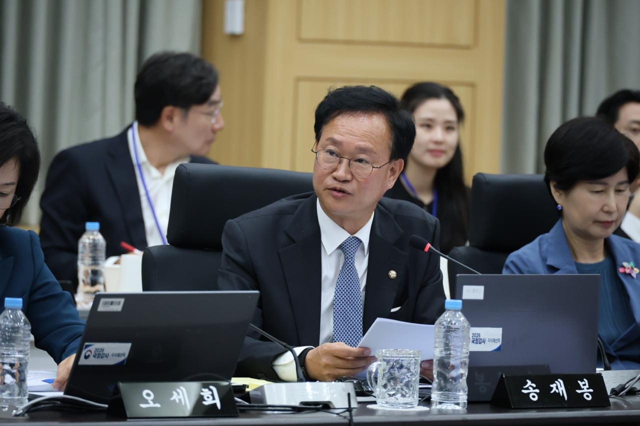 더불어민주당 송재봉의원이 13일 지식재산처 국정감사에서 생성형 AI로 인한 피해상황을 지적하며 퍼블리시티권 등 법적장치를  마련을 주문하고 있다.