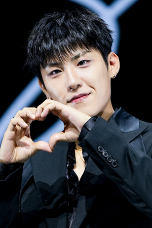 [포토] 박우진, 순둥미 넘치는 손하트