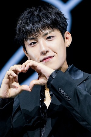 [포토] 박우진, 순둥미 넘치는 손하트