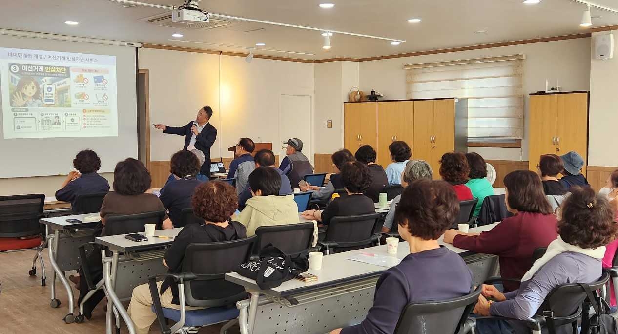 BNK경남은행 울산도시공사영업소 김덕원 소장이 13일 울산시 남구 두왕로에 소재한 울산남구시니어클럽에서 어르신을 대상으로 ‘전기통신금융사기 피해예방 금융교육’을 하고 있다. [BNK경남은행 제공]