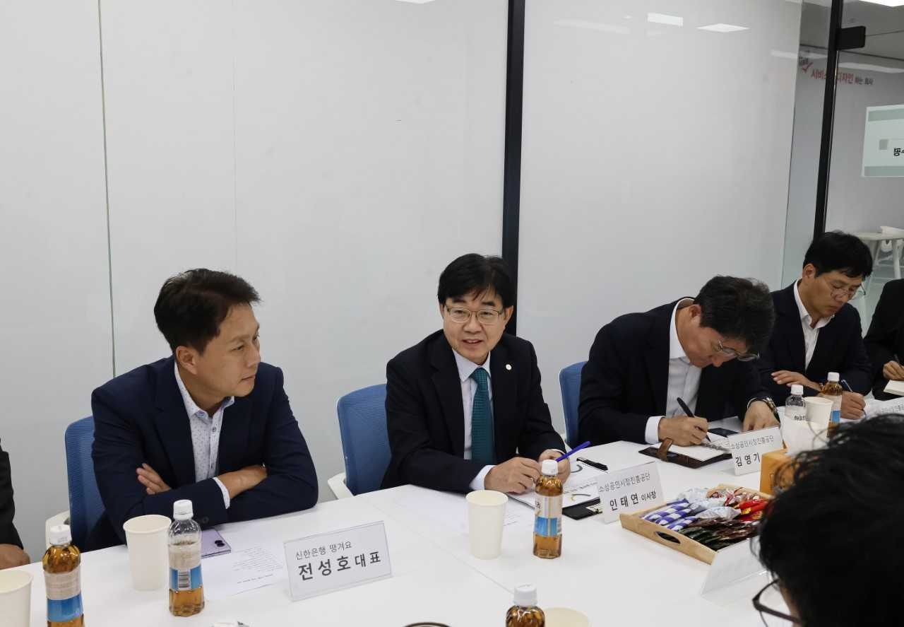 인태연 소진공 이사장(왼쪽 두 번째)이 12일 서울 성동구 성수동에서 열린 상생배달앱 정책 간담회에서 참석자들과 논의하고 있다. [소진공]