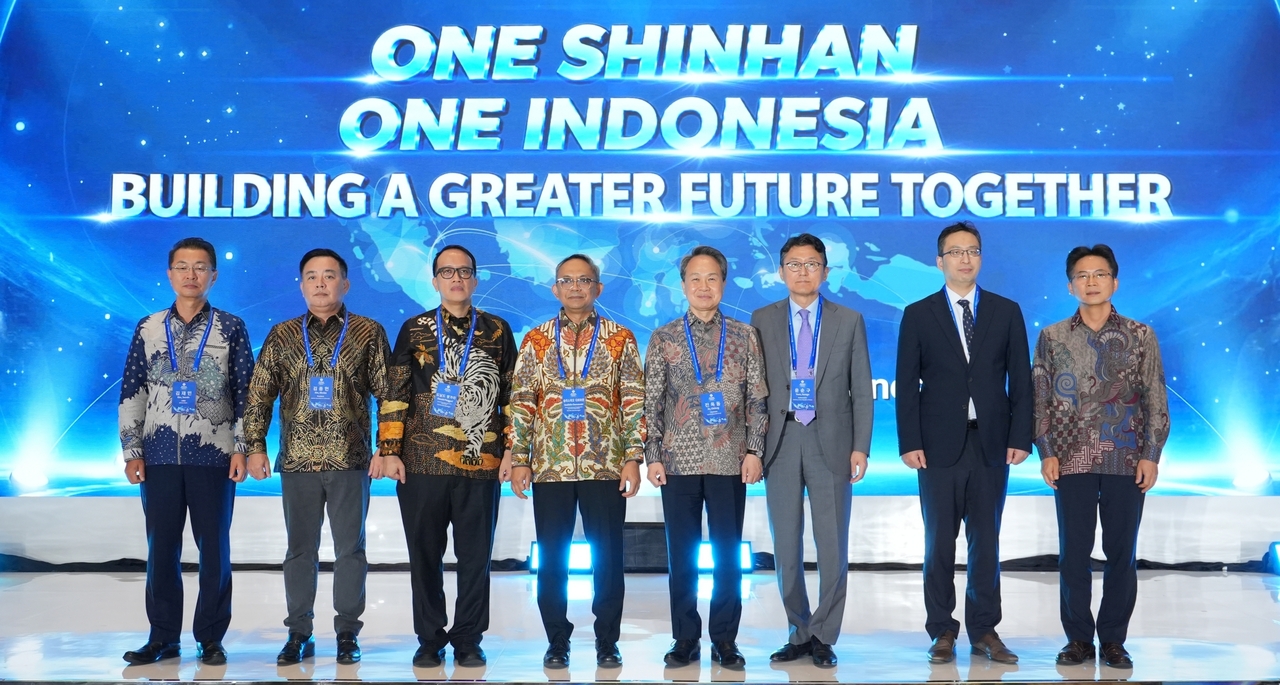 Shinhan Financial Group Chairman Jin Ok-dong (fifth from left), Shinhan Bank's global business head Kim Jae-min (left) and Shinhan Financial Group Indonesia CEO Cho Myung-hyun (right) pose with guests at the group's launch ceremony in Jakarta, Indonesia, Monday. (Shinhan Financial Group)