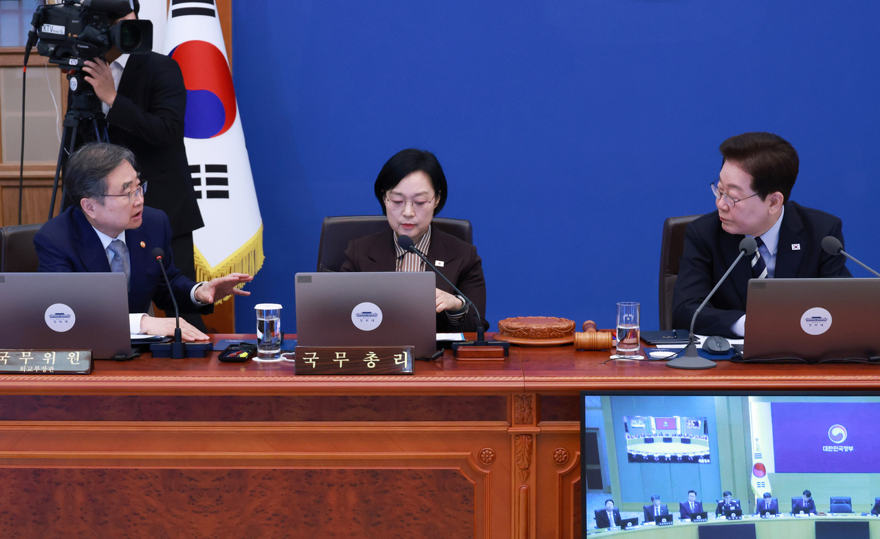 Foreign Minister Cho Hyun responds to a question from President Lee Jae Myung during a Cabinet meeting presided over by Lee at Cheong Wa Dae on Tuesday. (Yonhap)
