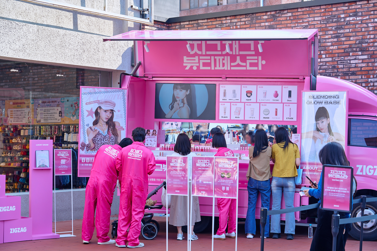 The "Pink Car," a moving pop-up Zigzag is operating in Seongsu-dong, Seoul, as part of the Jikjaek Beauty Festa [provided by Zigzag]