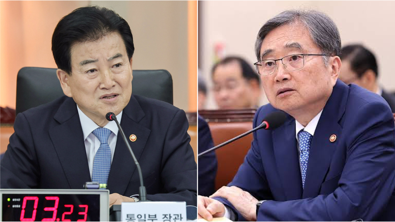 Unification Minister Chung Dong-young (left) and Foreign Minister Cho Hyun. (Yonhap)