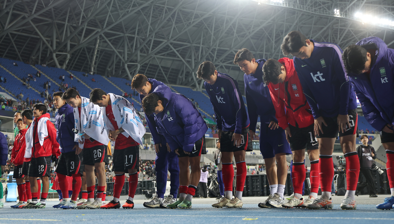 South Korean players bow toward the supporters after beating Uzbekistan 2-0, at Yongin Mireu Stadium in Yongin, Gyeonggi Province,  Oct.   (Yonhap)