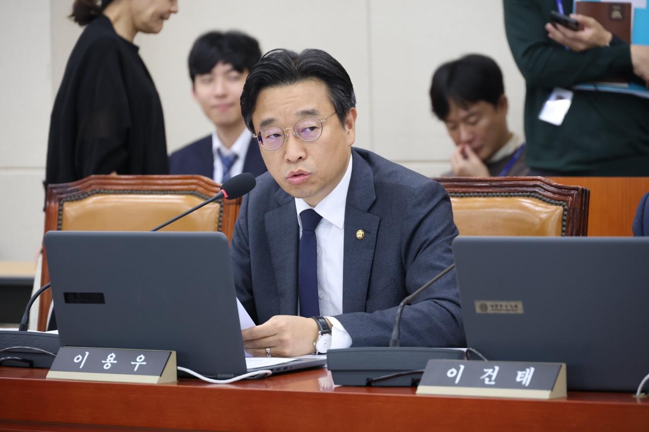 이용우 더불어민주당 의원이 13일 국회 기후에너지환경노동위원회의 고용노동부 국정감사에서 김영훈 장관에게 질의하고 있다. [이용우 의원실 제공]