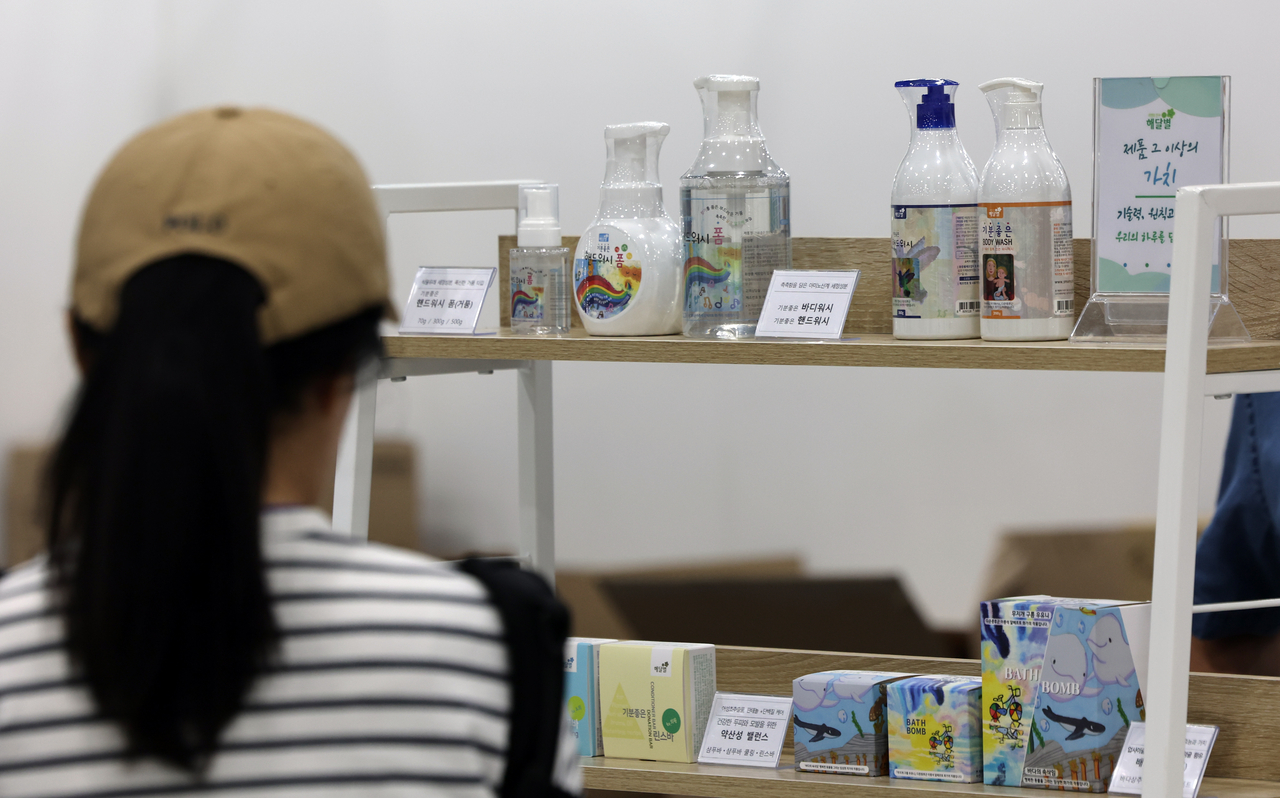 Visitors view products at a fair showcasing goods made by people with severe disabilities at the aT Center in Yangjae-dong, Seoul, on Oct. 6. (Yonhap)