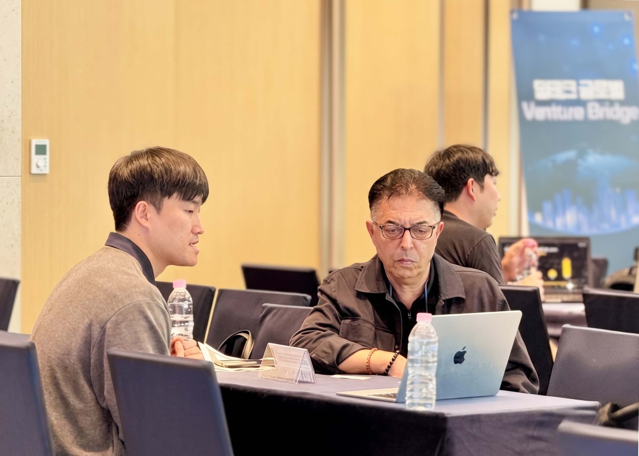 13일 열린 ‘딥테크 글로벌 벤처 브릿지’ 행사에서 특구기업 에타일렉트로닉스 관계자가 해외 투자사 메루벤처스(Meru Ventures) 측과 1대1 투자 밋업을 진행하고 있다. [연구개발특구진흥재단 제공]