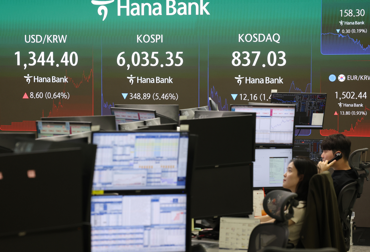 An electronic board showing the Korea Composite Stock Price Index at a dealing room of the Hana Bank headquarters in Seoul on Tuesday. (Yonhap)