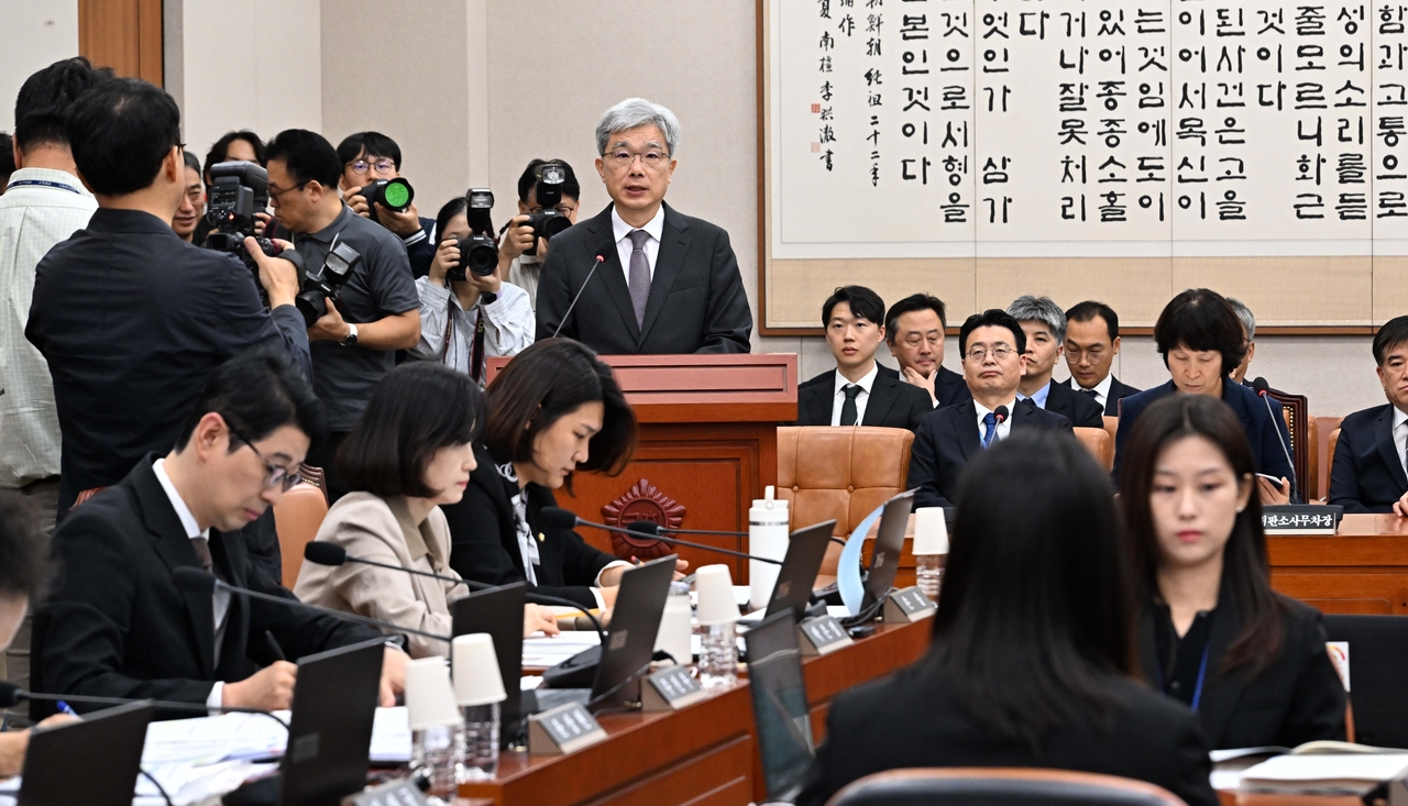 김상환 헌법재판소장이 13일 오전 서울 여의도 국회에서 열린 법제사법위원회 국정감사에 출석해 인사말을 하고 있다. 이상섭 기자