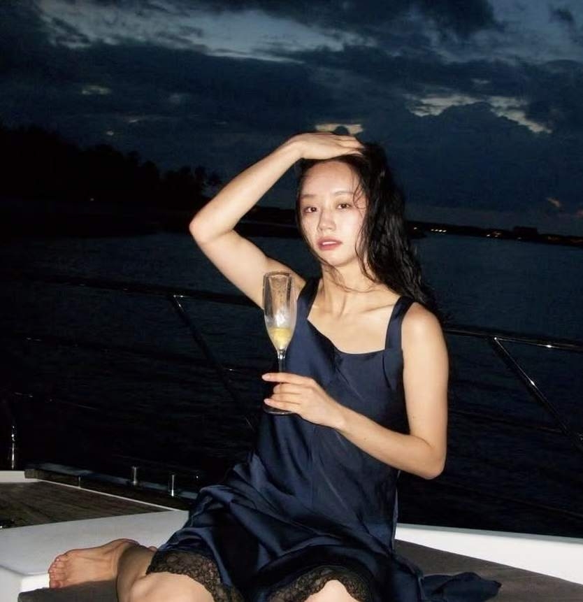 Hyeri at The St. Regis Maldives Vommuli Resort in the Maldives (Instagram)