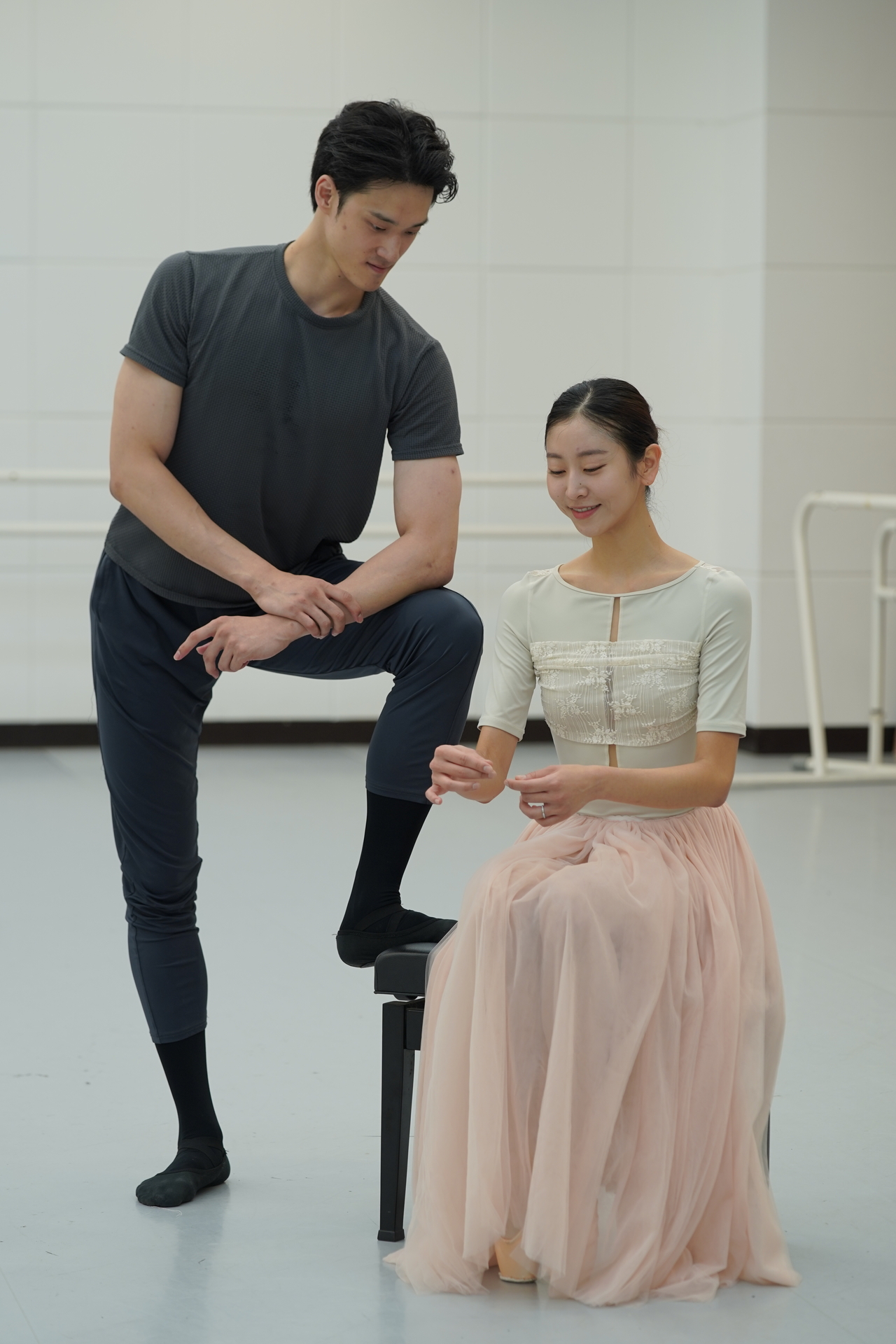 Lee Eun-seo (right) and Lee Jae-woo rehearse a scene from “Giselle.” (Korea National Ballet)