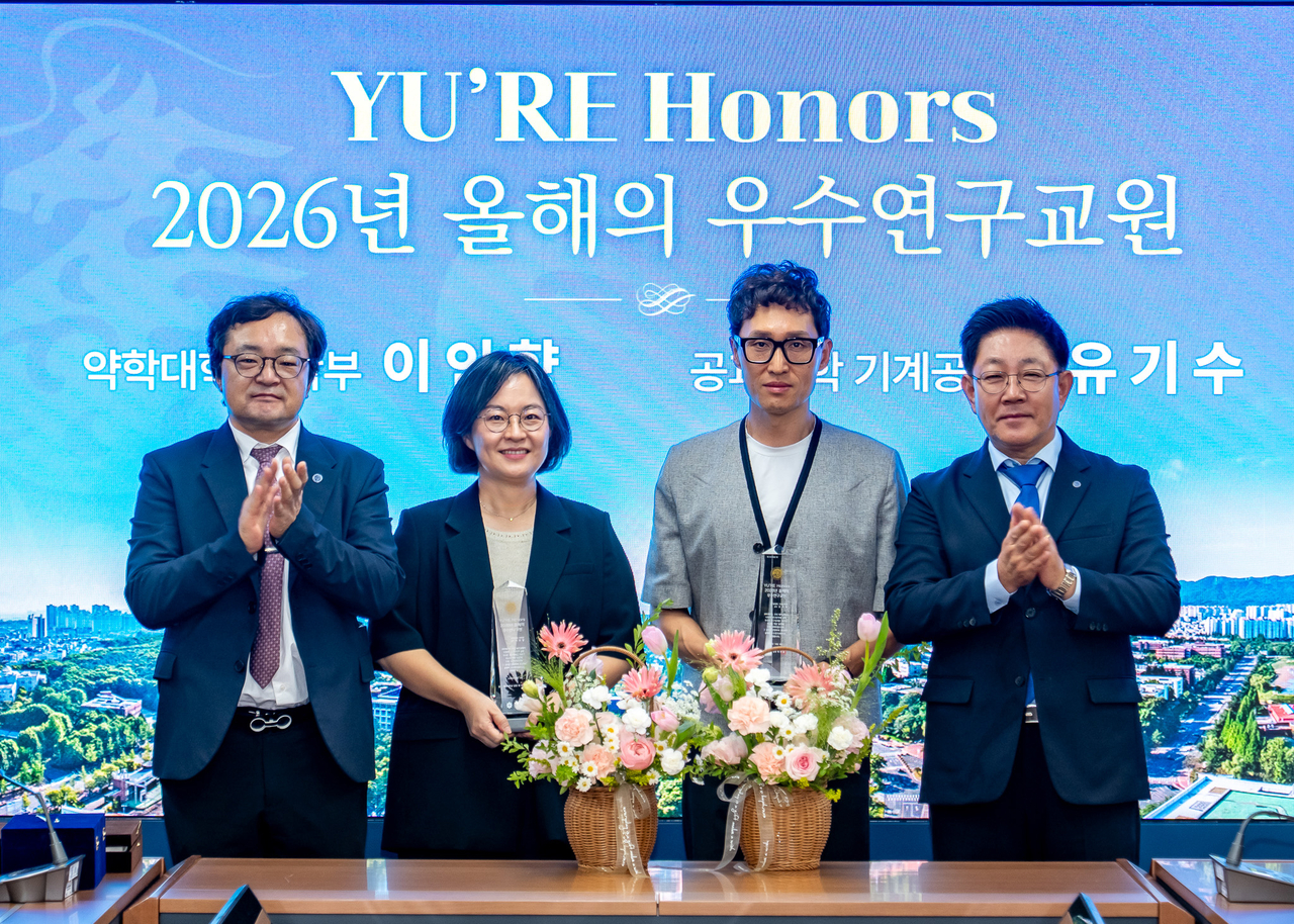 김재홍 영남대 산학연구처장(왼쪽부터), 이인향 교수, 유기수 교수, 김삼수 산학연구부총장.[영남대 제공]