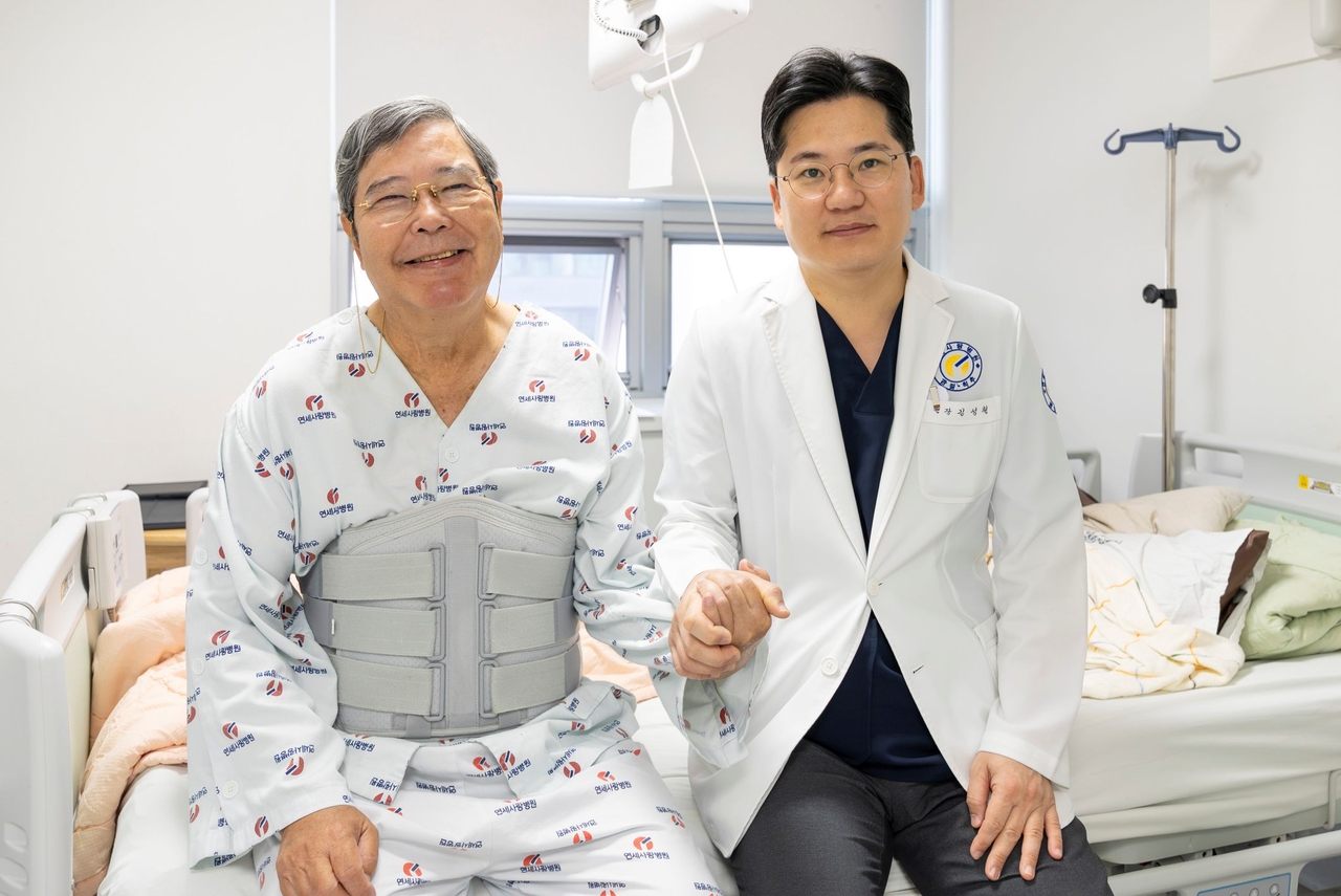 미국인 의사 하이롬 영(왼쪽부터)씨가 주치의 김성철 원장과 사진을 촬영하고 있다. [연세사랑병원 제공]
